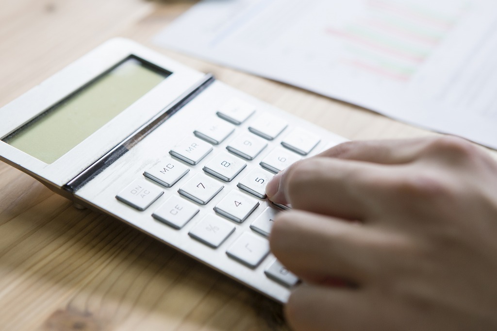 電卓で費用を計算する
