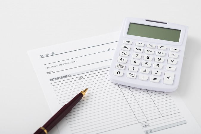 電卓と見積書とペン