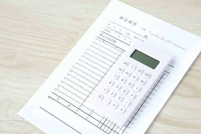 御見積書と白い電卓